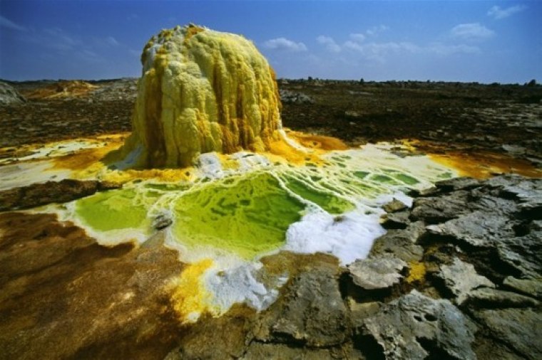 Asla yağmurun yağmadığı ve deniz seviyesinin altında olan bu topraklar 50 °C 'yi geçen kavurucu sıcaklığı ve kuraklığıyla dünyada yaşayabilmenin en zor olduğu yer olarak gösterilir.