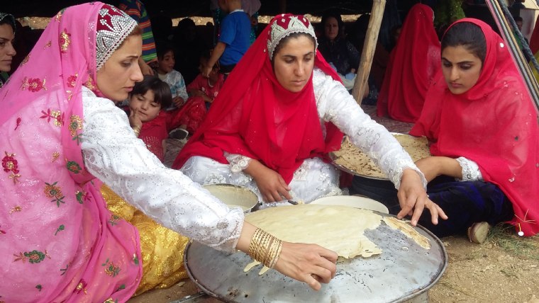 Bahtiyari'ler, İran'ın, güney batı bölgelerinde, Zagros dağları yüksekliklerinde göçebe olarak yaşıyorlar. Göçebe olduklarından ve sürekli hareket halinde olduklarından dolayı kıyafetleri de kendine has özellikler taşıyor.