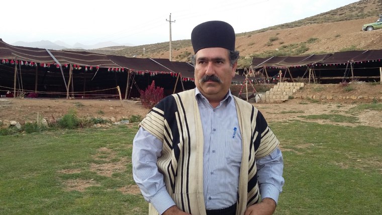 Bahtiyari'ler, İran'ın, güney batı bölgelerinde, Zagros dağları yüksekliklerinde göçebe olarak yaşıyorlar. Göçebe olduklarından ve sürekli hareket halinde olduklarından dolayı kıyafetleri de kendine has özellikler taşıyor.