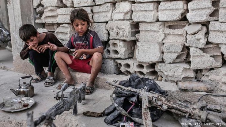 Onların derdi sadece arkadaşları ile oyun oynamak, okula gitmek, annesine sımsıkı sarılıp uyumak, işten gelmiş babasına koşup baba en sevdiğim çikolatayı aldın mı? olması gerekirken gözünü hırs bürümüş zalimlerin bombaları altında can pazarında buldu...