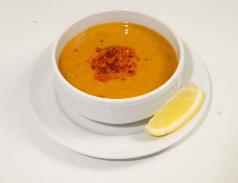 Mercimek Çorbası: Mercimek Kırmızı tanelileriyle yapılan çorbasını severek içtiğimiz; yeşil taneleriyle hazırlanan salata yemek ve köftesini aaaifle yediğimiz doğal protein kaynağı Mercimek bitkisi Baklagiller’dendir. Yukarıda görüldüğü gibi yüksek oranlı besin değerleri olan mercimek bu özelliğinin yanı sıra; * Kandaki kötü kolesterol düzeyini düşürür: Böylece kalp krizi geçirme rizikosunu azaltır; kalp dostu bir besin olduğunu kanıtlar. * Yüksek oranda lif içermesi nedeniyle mercimek şeker hastaları için değerli bir besindir: Çünkü insülin ve kan şekerini düşürür. * Yüksek lif içeriğiyle pekliğe iyi gelir ve kalın bağırsakların çalışmasını düzene sokar. Hemoroit ve diğer kalın bağırsak sorunlarında iyileştirici etkiler yapar. * Mercimek içerdiği yüksek orandaki demir ve folik asit nedeniyle kansızlığı önler. * Zengin potasyum içermesi nedeniyle yüksek tansiyonu düşürücü etkiler yapar. * Mercimek içerdiği maddelerle bedenin kansere yakalanma rizikosunu azaltır. * Mercimek çorbası içtiğinizde kuru baklagil tüketmiş olur ve posa alımınızı da artırmış olursunuz.