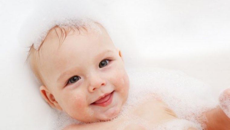 Banyo yaparken bebeğin su yutması! Yenidoğan bebeğe şifa banyosu nasıl yaptırılır?