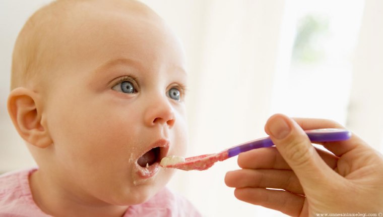Bebeklerde ek gıdaya geçerken tuzdan uzak durmalı