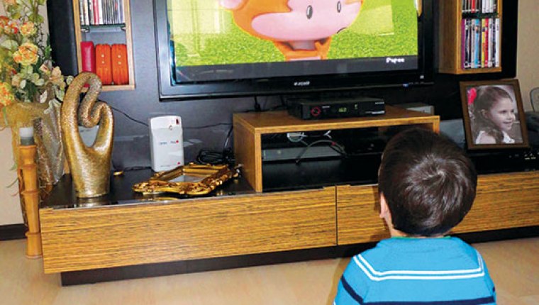 Çocuklar 3 yaşından önce televizyon izlememeli