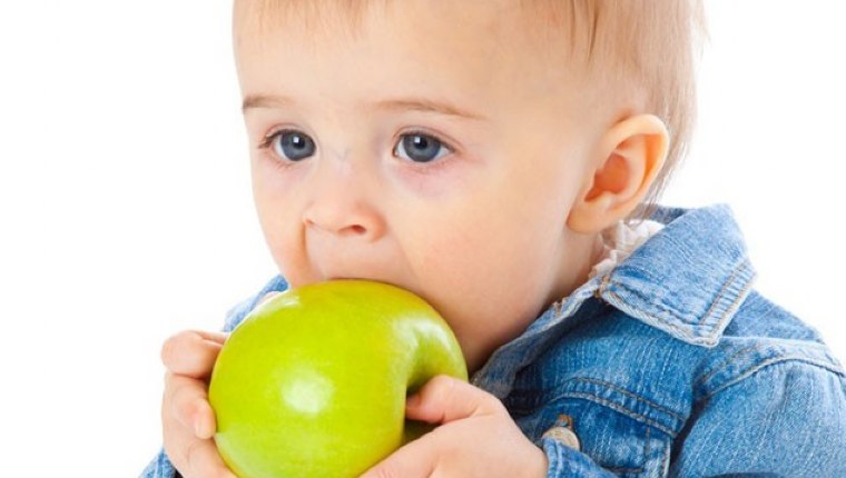 Çocuklar, meyve yerken  dişleyerek yemeli