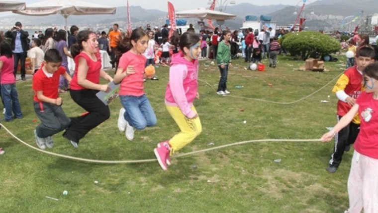 Çocuklara sokak oyunlarına izin verin