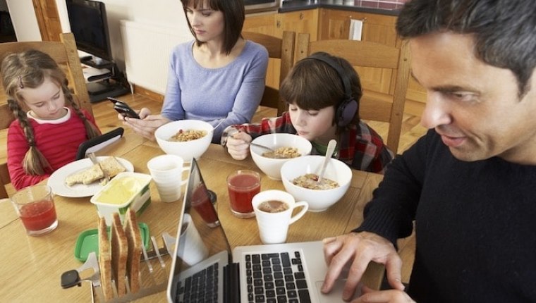 Dijital Dünyada Ailelerin Vakitsizliği Çocukların Mutsuzluk Sebebi