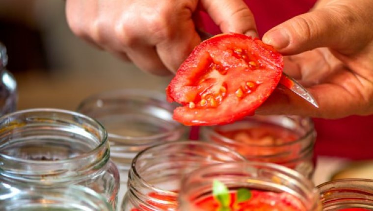 Evde domates konservesi nasıl yapılır? Kışlık menemen hazırlamanın püf noktaları