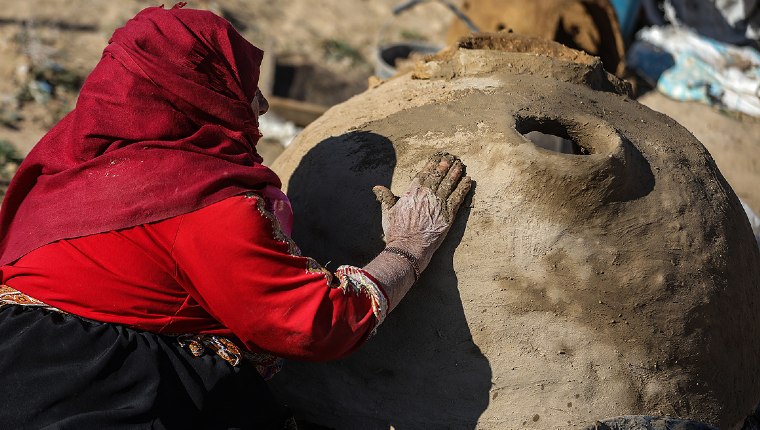 Gazzeli Lütfiye nine ekmeğini çamurdan çıkarıyor
