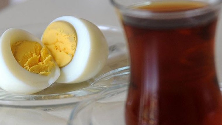 Kahvaltıda yumurtanın yanında çay içmeyin