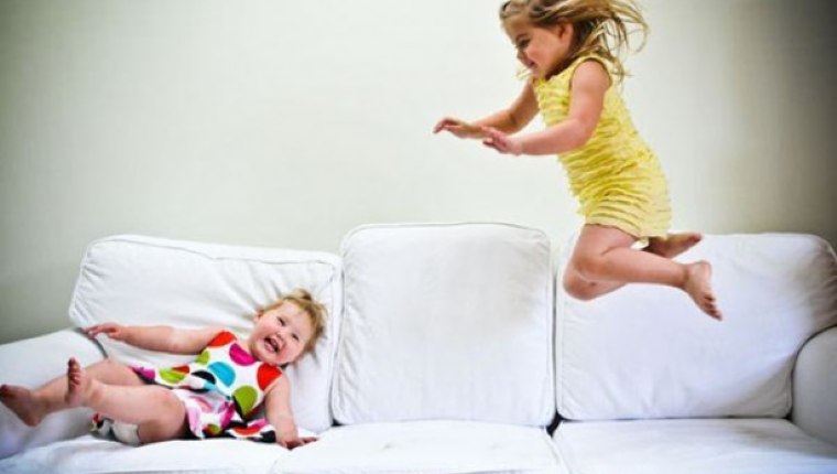 Koltukta zıplamak, çocuğun denge gelişimine katkı sağlıyor