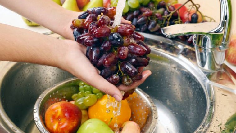 Meyve ve sebzeler nasıl yıkanmalı? Bilim kurulu uyardı: Bu hatalar zehirlenmeye neden olur!